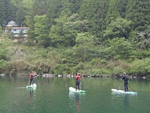 3人でサップを楽しむ