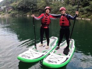 SUPの上で肩を組んで写真撮影