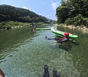 サップをおりて水に浮いて涼む
